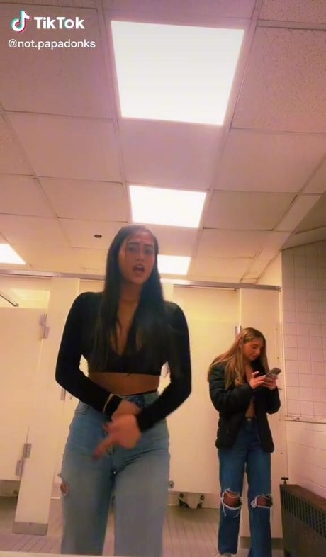 fingering pussy onlyfans xxx gallery