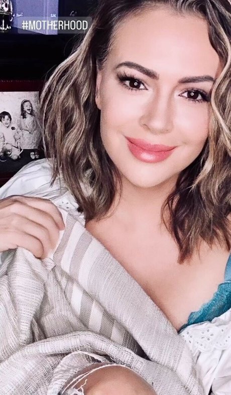 Alyssa Milano exclusive star pictures