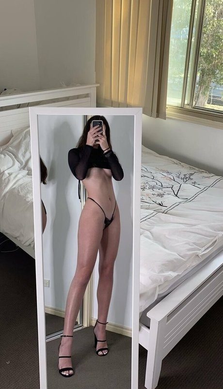 juicyalycia model nude photo