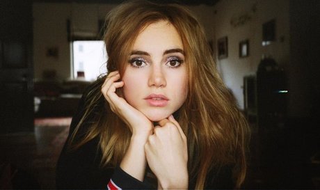 Suki Waterhouse star erotic archive