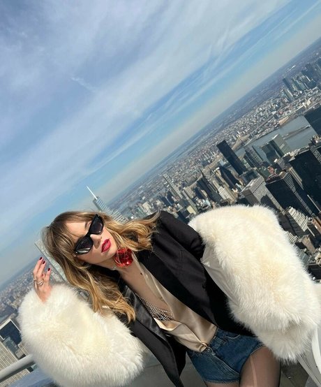 Suki Waterhouse porn star picture