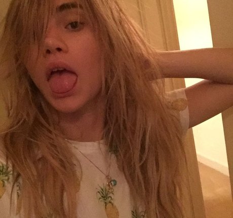 Suki Waterhouse best star pics