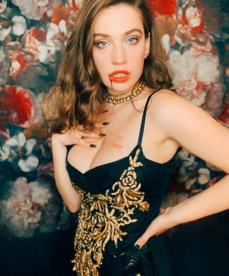 Stephanie Oustalet naked model photos