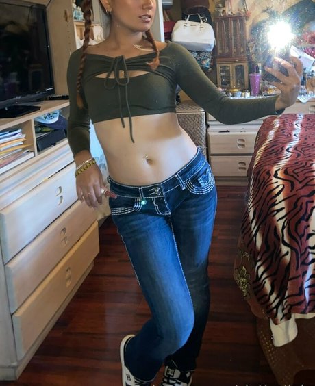 sluttedlola model adult image