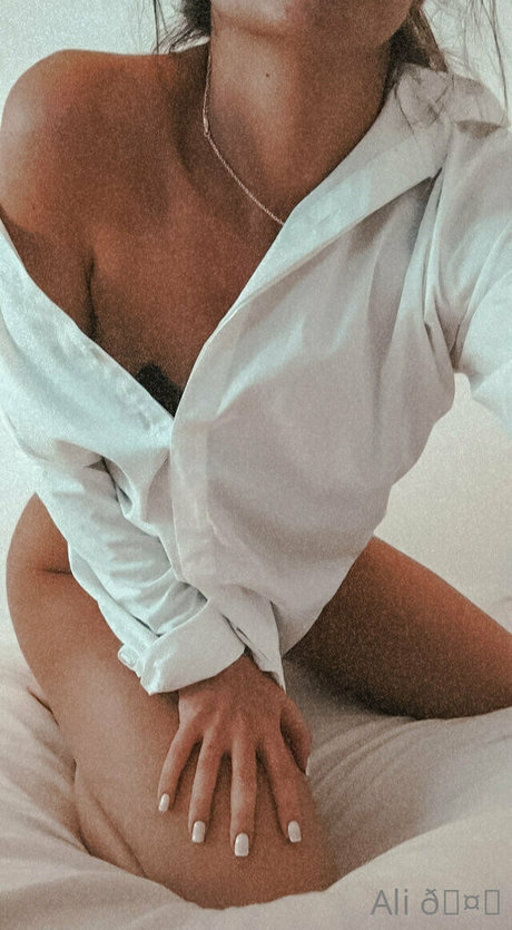 emilyali pornographic model photos