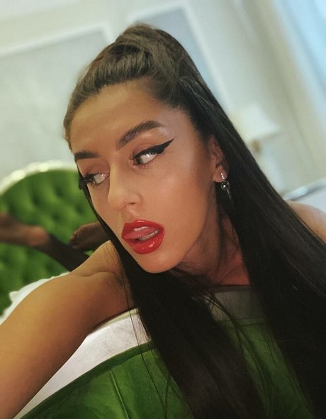 Adalline model adult pic