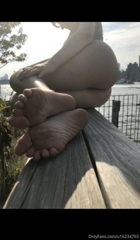 missjackies feet naked model picture