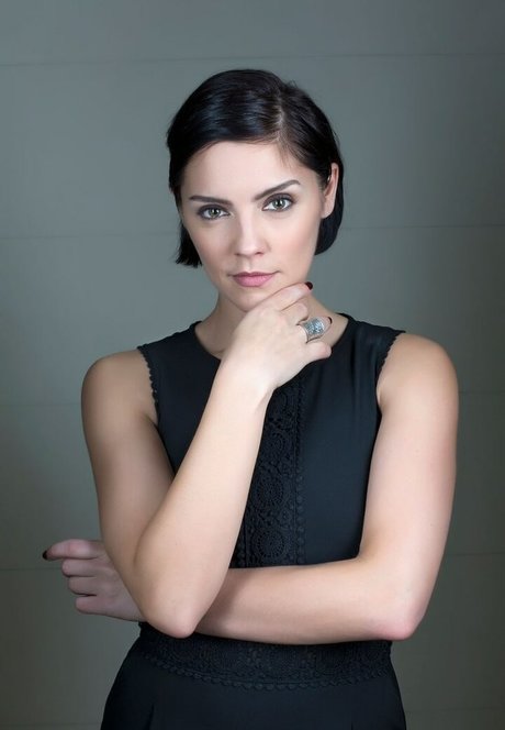 Annabel Scholey art model pics