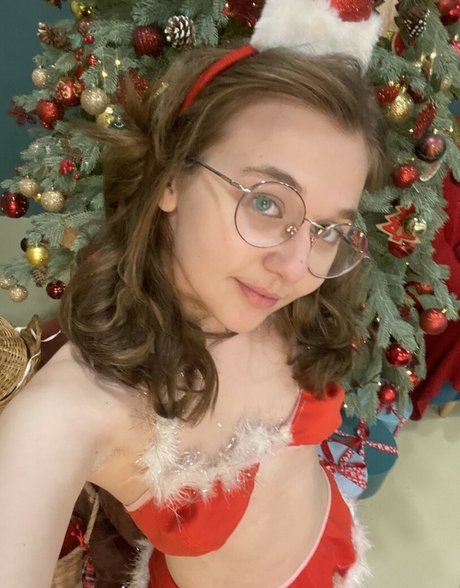 Tiny Valerie hot model pic