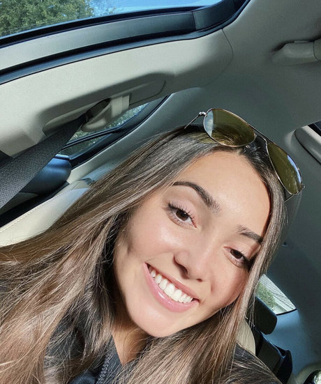 curvy shemale onlyfans top image