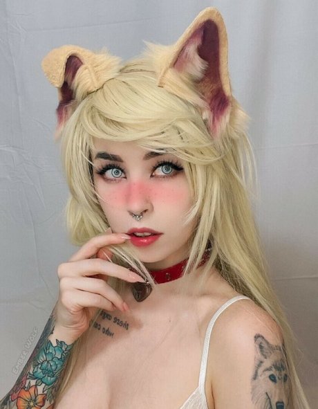 Ember Wolf sex model images