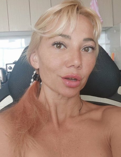 Mommy Di top star image