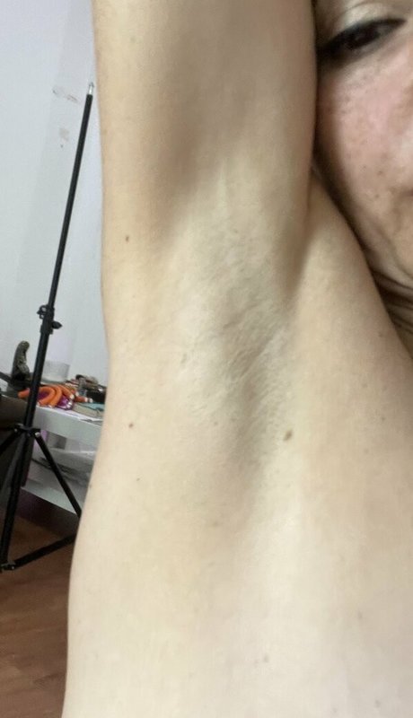 Mommy Di beautiful model image