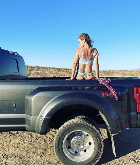 Danielle Harris xxx model images