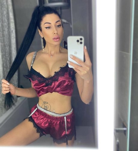 busty mom onlyfans nudes pics