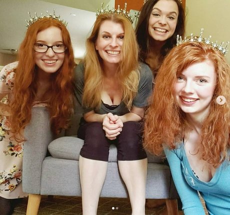 JuliaThongg model naked pictures