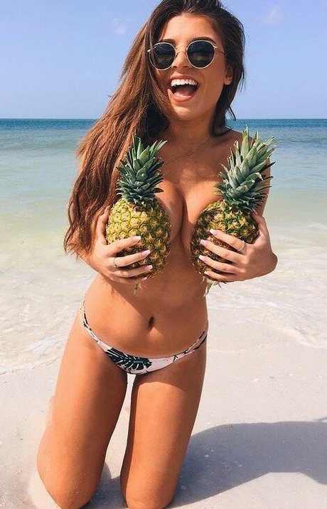 Teddi Mansueto nude model image