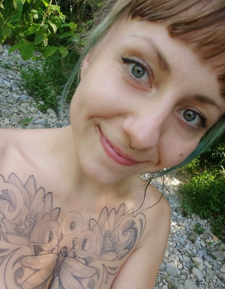 freakyfjonda erotic actress image