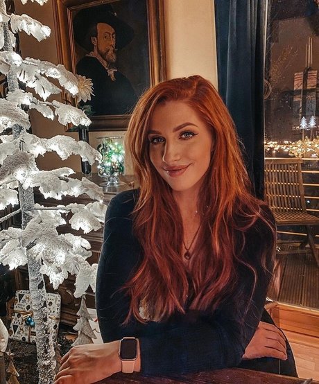 Lara Loft model adult picture