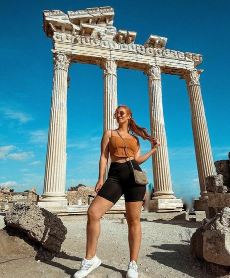 Lara Loft model free picture