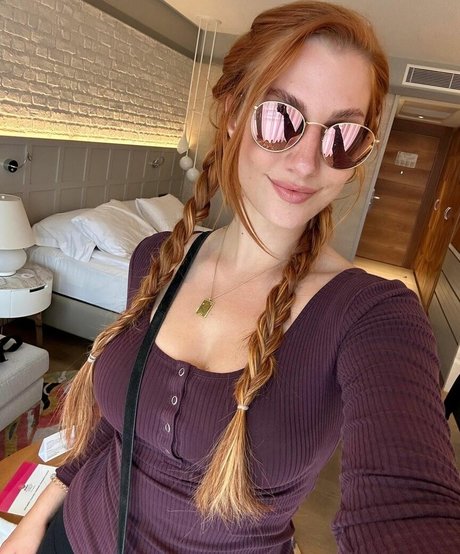 Lara Loft hot actress pic