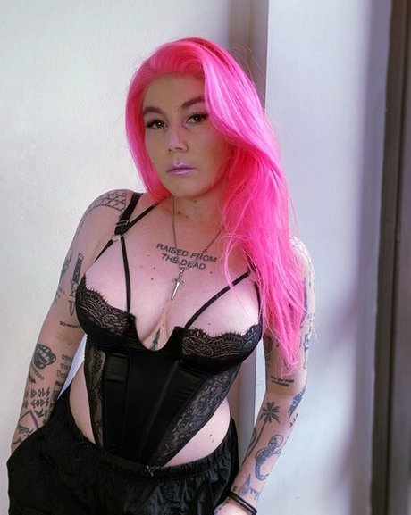 Ready To Glare hot actress pictures