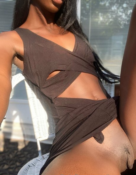 LomlZara erotic pornstar image