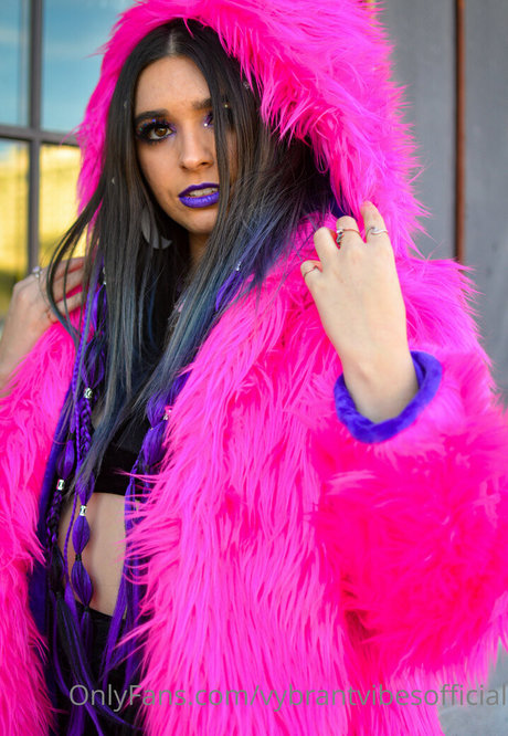 vybrantvibesofficial naked model photo