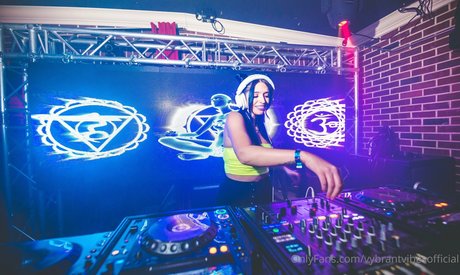 vybrantvibesofficial model free archive