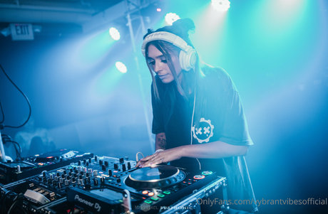 vybrantvibesofficial hd model photo