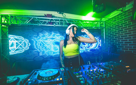 vybrantvibesofficial erotic model pics