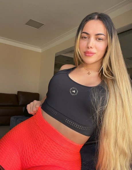 Emily Narizinho top star gallery