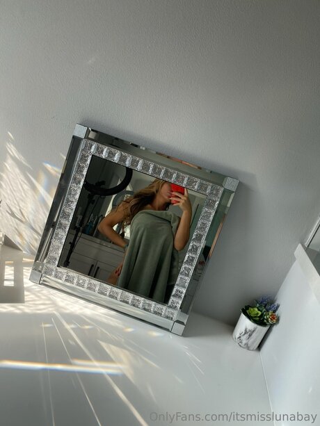 Itsmisslunabay best model picture