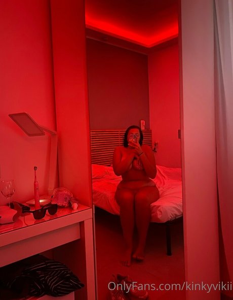 kinkyvikii naked pornstar pic