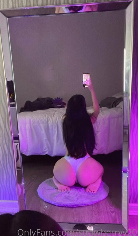 Strawbxrryy1 hot model pic