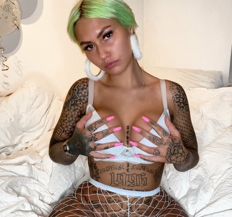 adultekra perfect model img