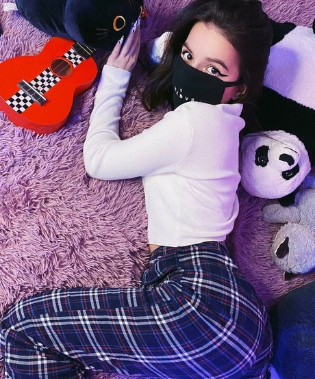 tenderlybae model naked images