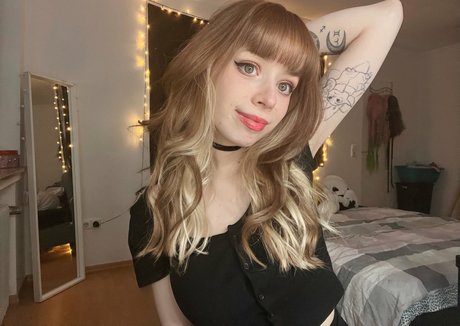 LegendLuna pretty model image