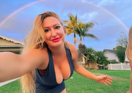 nikkiebigtits model pornographic images