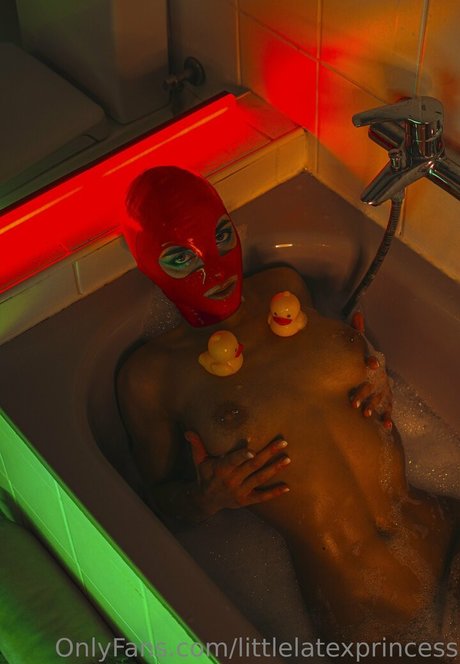 littlelatexprincess model porn pic