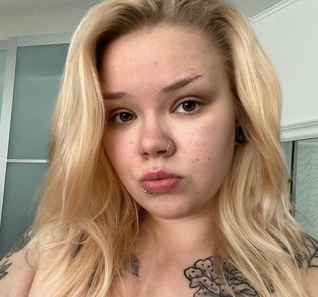 caraharriet nudes model images