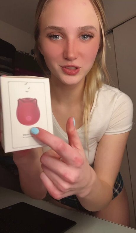 Royal Papaya model pornographic picture