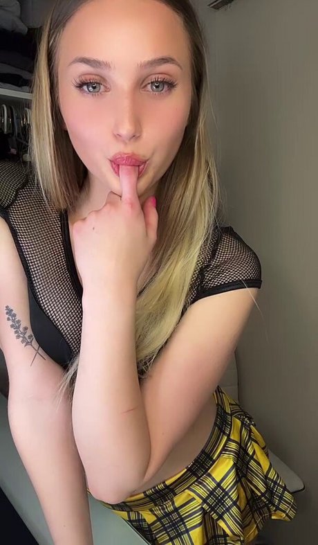 Royal Papaya star naked gallery