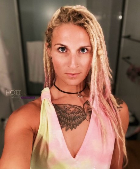 Hottrayne exclusive actress galleries