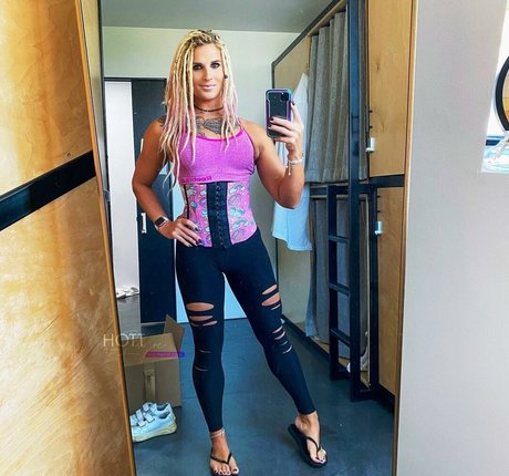 Hottrayne model erotic photo