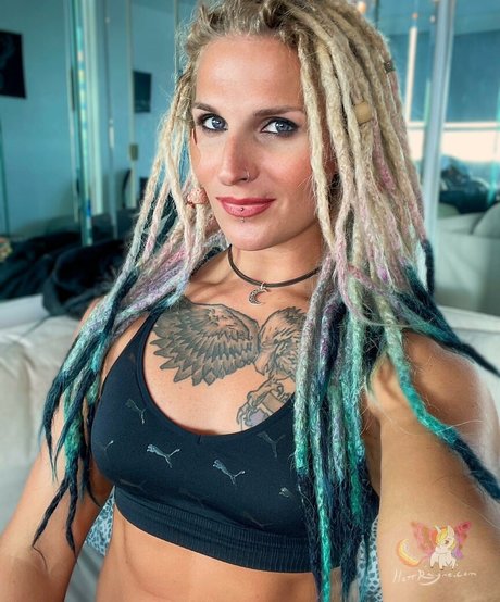 Hottrayne xxx actress photo