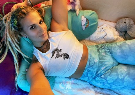 Hottrayne nude star pic