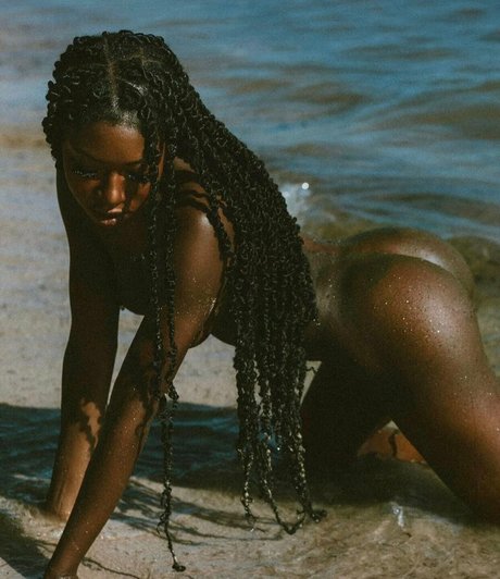 JordanneDeveaux art model pictures