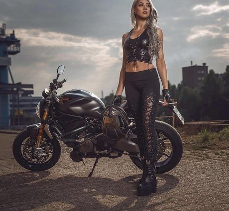 Farbenfuchs nudes model images