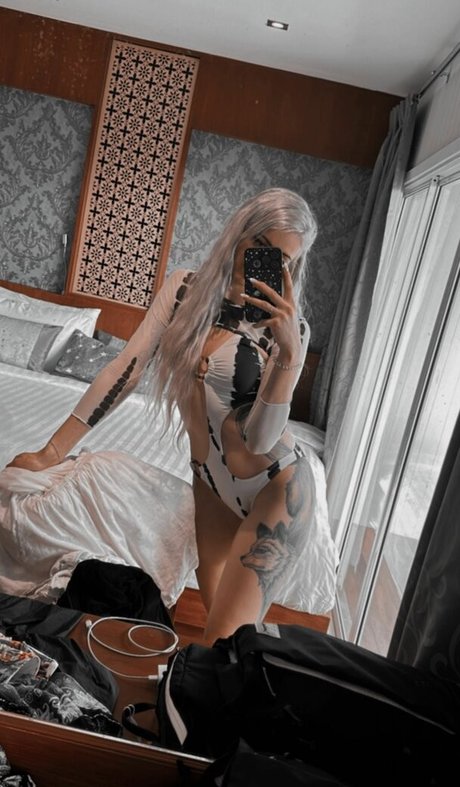 Farbenfuchs star naked pics